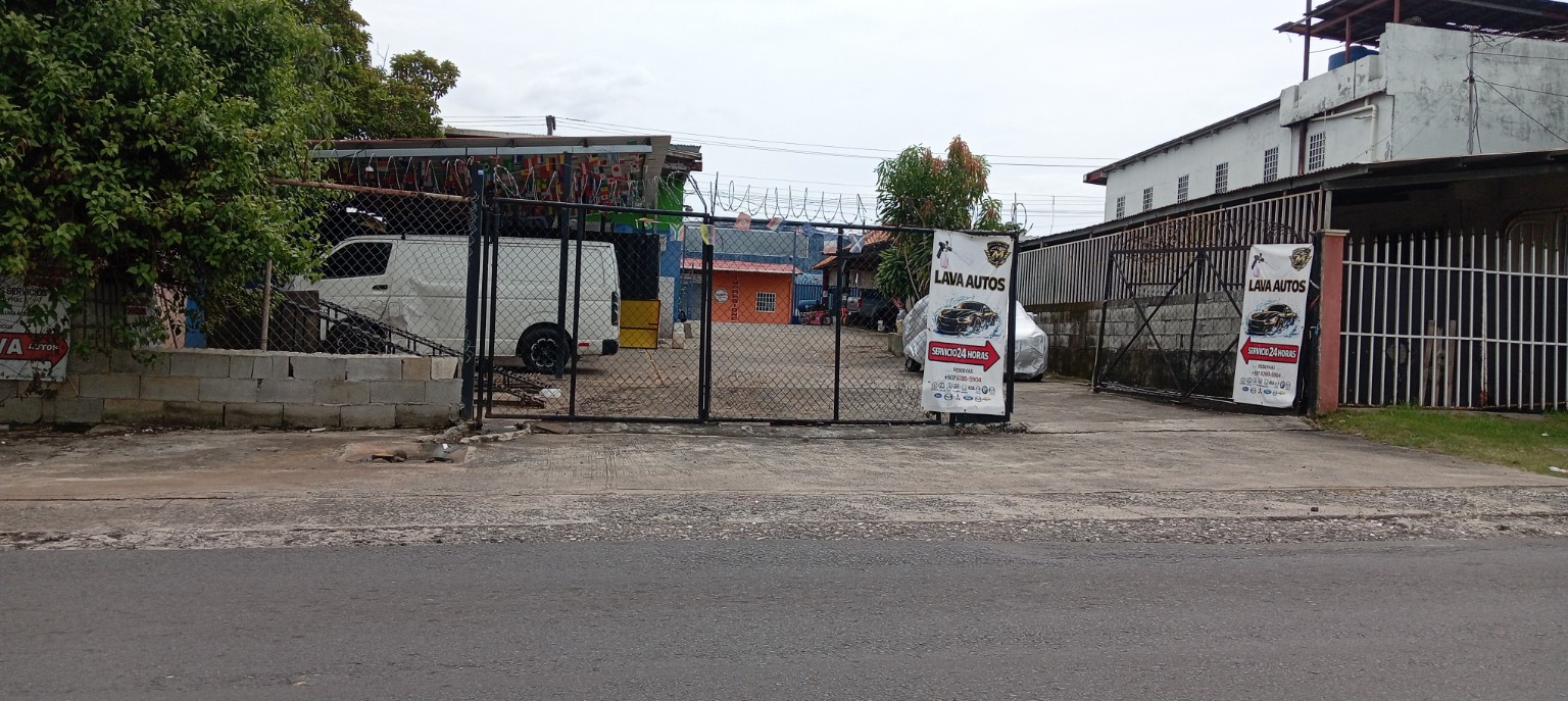 Entrada secundaria de MALIBÚ CARWASH PRO